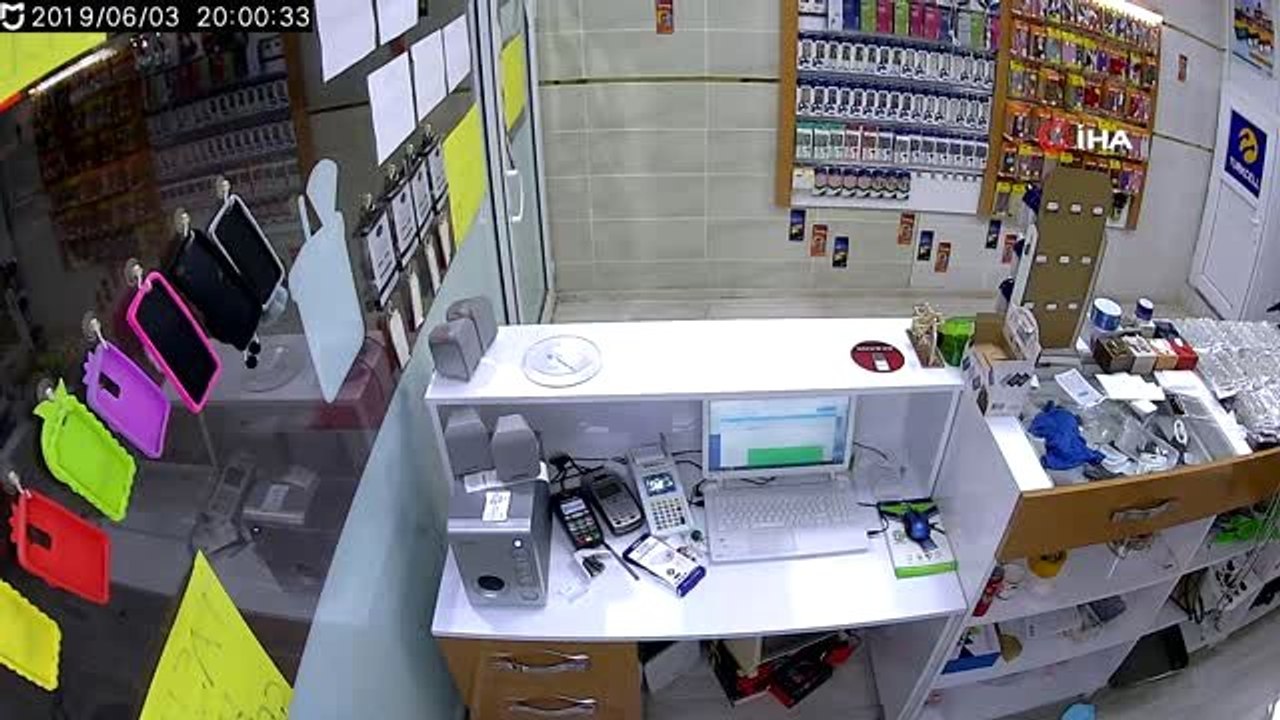 Şaşkın hırsız, parmak izi bırakmamak için bilgisayarın kablolarını ağzı ile sökmeye çalıştı