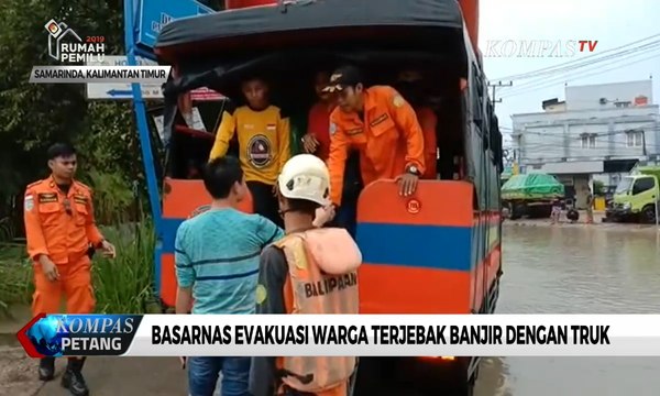 Basarnas Evakuasi Warga Terjebak Banjir di Samarinda Dengan Truk