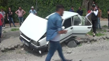 Lastiği patlayan araç önce takla attı sonra ağaca çarptı