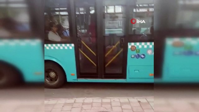 Tekerlekli sandalyedeki vatandaşı otobüse alabilmek için manevra üzerine manevra yaptı