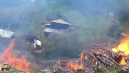 Köyde çıkan yangında 7 ev kullanılamaz hale geldi