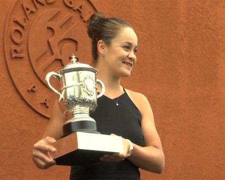 Roland-Garros - Barty pose avec la coupe Suzanne-Lenglen