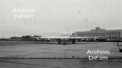 Sylvie Vartan arrives at the Ezeiza airport in 1965