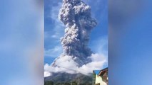 Sinabung yanardağı patladı, külleri 7 bin metreye kadar yükseldi