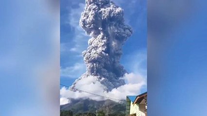 Sinabung yanardağı patladı, külleri 7 bin metreye kadar yükseldi