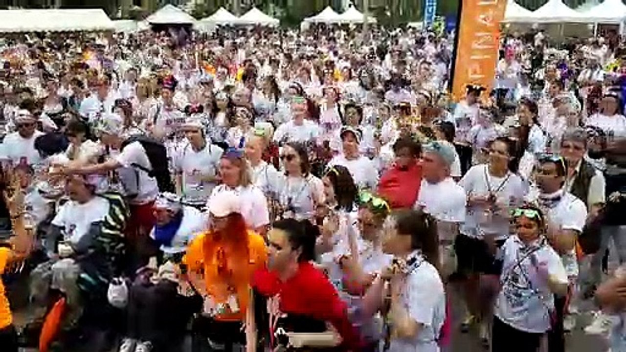 Echauffement du footing multicolore solidaire à Epinal