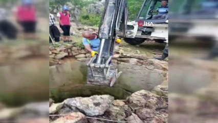 Su kuyusuna düşen dana itfaiye ekiplerince kurtarıldı