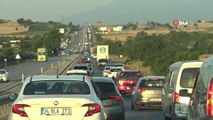 Karacabey-Bursa yolunda tatil dönüşü uzun trafik kuyruğu oluştu
