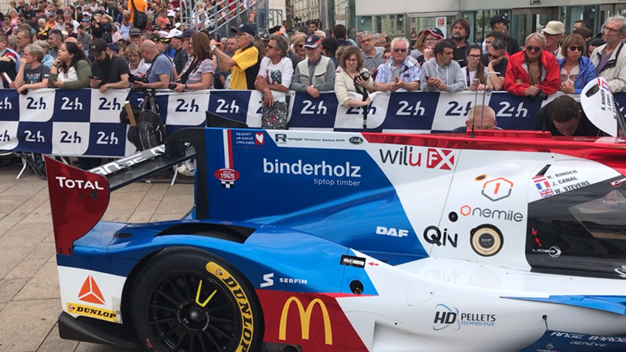 24 Heures du Mans: des milliers de passionnés place de la République