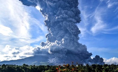 Sinabung Yanardağı kül püskürdü