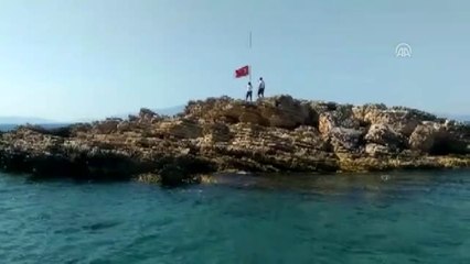 Adada düşen Türk bayrağını, Sahil Güvenlik yeniden dalgalandırdı