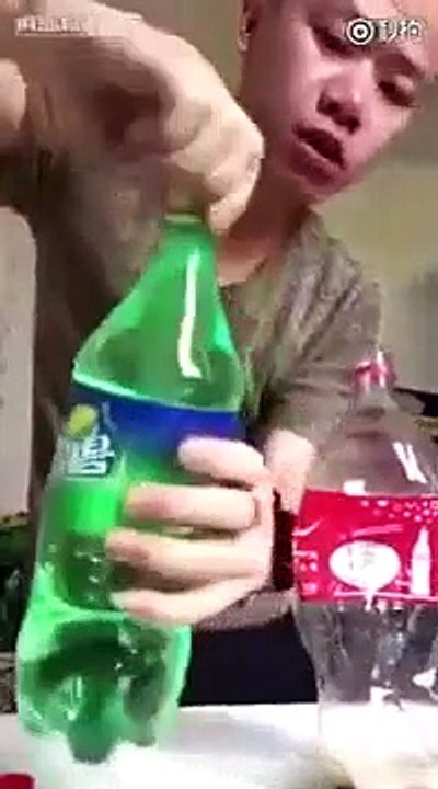 Il  boit 4 bouteilles de soda en 1 minute... Fou