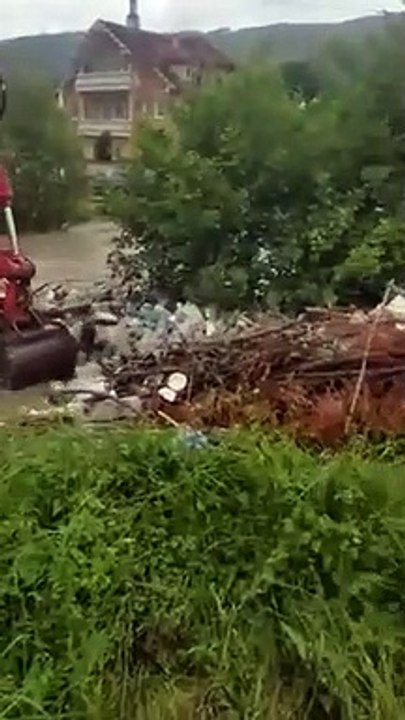 Regardez comment cet employé se débarrasse des déchets accumulés au bord d'une rivière