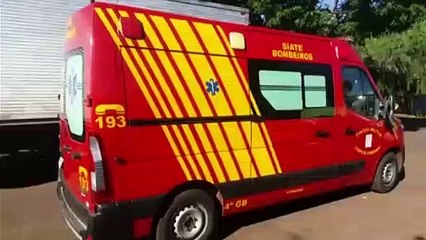 Adolescente desce de veículo em movimento e se fere