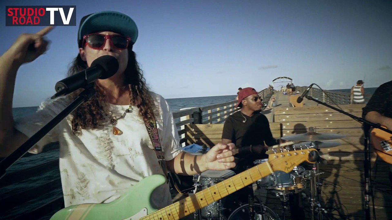 XOTIC YEYO - SLIDE TO THE LEFT (Studio Road TV)