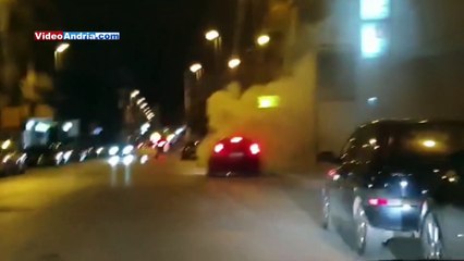 Download Video: Andria: auto in fiamme in via Barletta, il fumo invade la strada - ecco il video girato sul posto