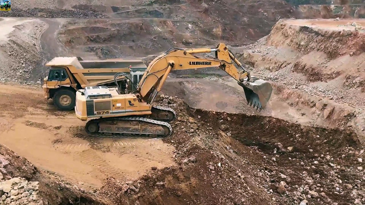 Excavator Loading Cat And Komatsu Dumpers - (1)