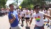 La chaîne ABC retransmet pour la 1ère fois la Gay Pride de Los Angeles : Un présentateur se met à danser en direct