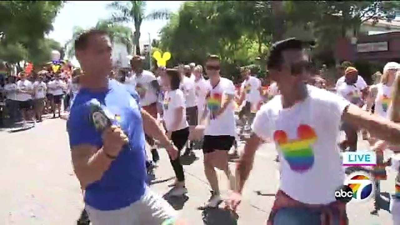 La chaîne ABC retransmet pour la 1ère fois la Gay Pride de Los Angeles : Un présentateur se met à danser en direct