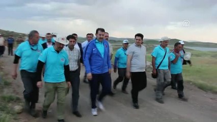 Vali Ayhan, çadır kurup kamp yaptı