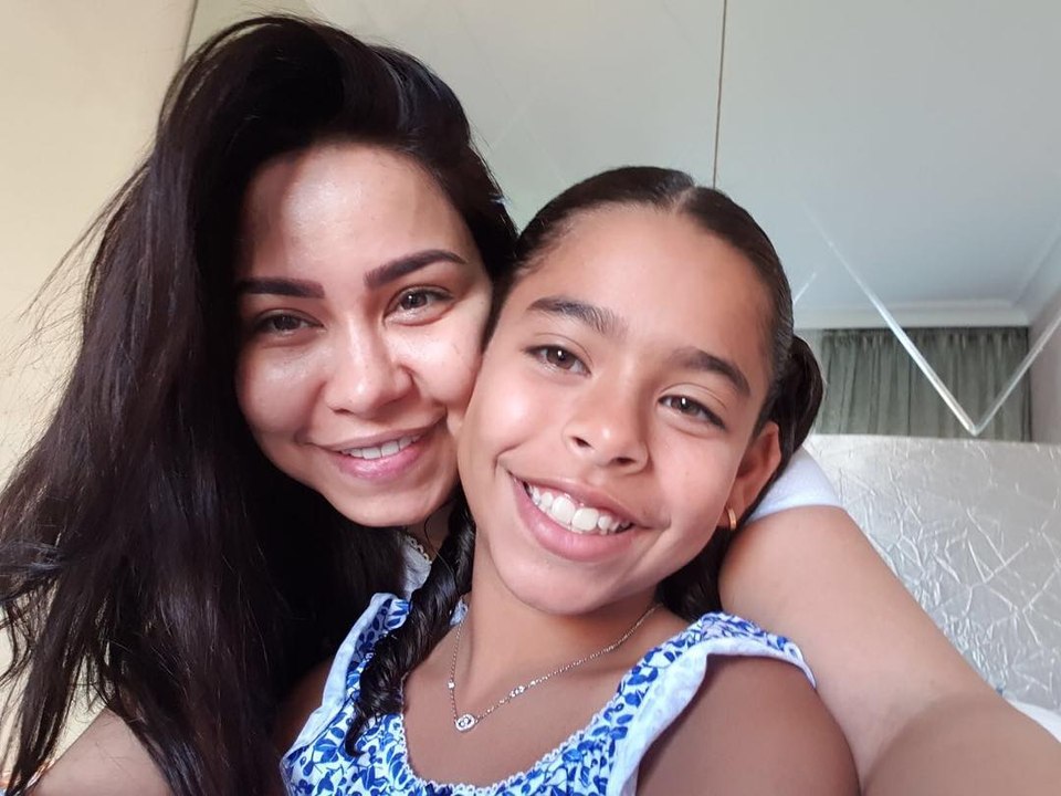 شاهدوا ابنة شيرين تستعرض مهاراتها في الرقص على صوت والدتها