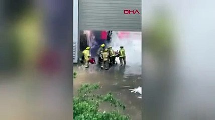 ABD'de vinç apartmanın üstüne devrildi