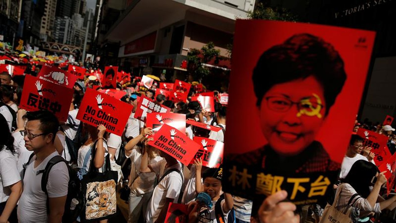 Hong Kong: il governo va avanti con la legge sull'estradizione