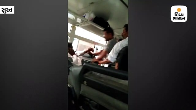 એસટી કંડક્ટરનો મુસાફરને માર મારતો વીડિયો વાઈરલ થયા બાદ સસ્પેન્ડ કરાયો