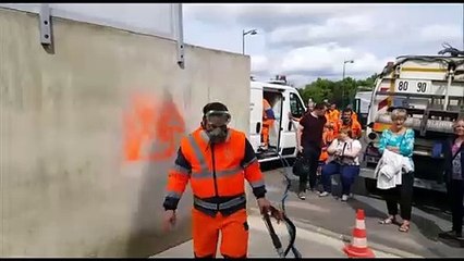 Un agent du pôle propreté de Metz décrit la technique de décapage des tags au sable fin