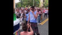 En kilt et en pleine gay pride, cet Écossais fait sa demande en mariage