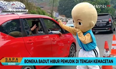 Aksi Boneka Badut Hibur Pemudik di Tengah Kemacetan