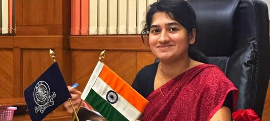 അവധി ചോദിച്ച് ഫോണ്‍ വിളിക്കുന്നവരോട് കളക്ടര്‍ അനുപമ IAS | Oneindia Malayalam