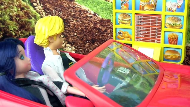 Barbie Trabaja en Mc Donalds Drive-Thru con Bebes Frozen Trolls Villanos + Ladybug