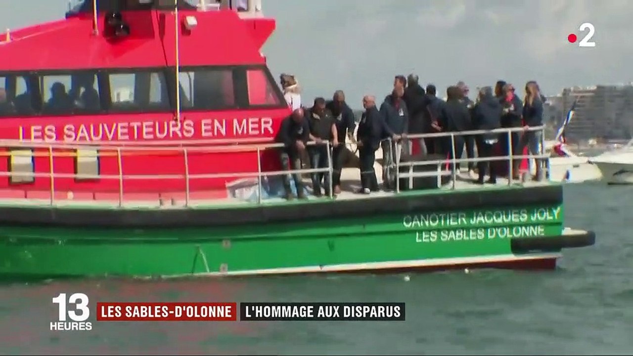 Fleurs, fumigènes... Aux Sables-d'Olonne, des milliers de personnes rendent hommage aux trois sauveteurs de la SNSM