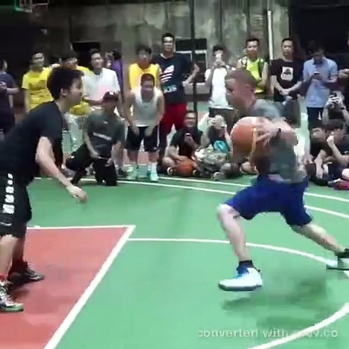 Ce basketteur réalise des dribbles tellement impressionnants qu'il ridiculise même les pros