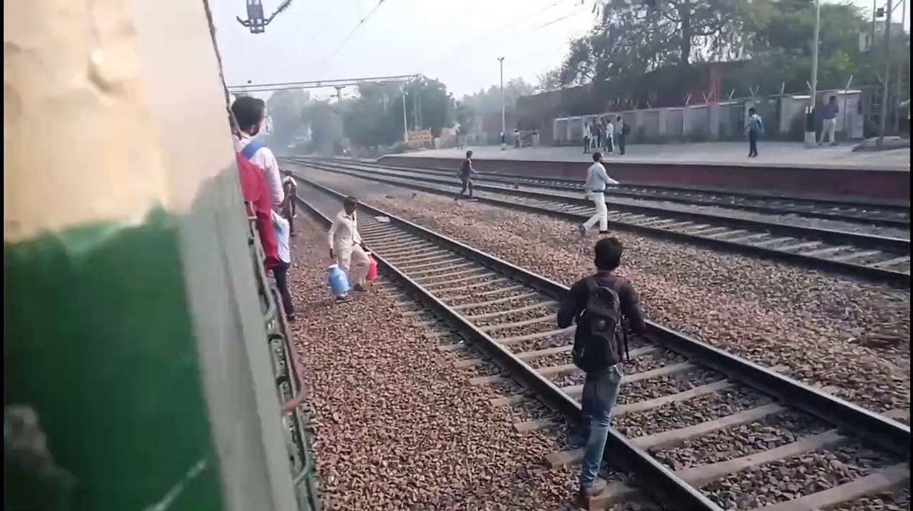 13007Udyan Abha Toofan Express arriving at TUGHLAKABAD RAILWAY PLATFORM!