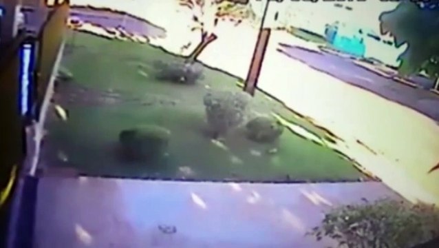 Câmera flagra acidente envolvendo carro e bicicleta no Cascavel Velho