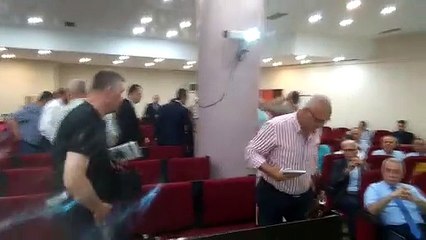 Belediye Meclisi'nde şok: CHP'liler salonu terk etti