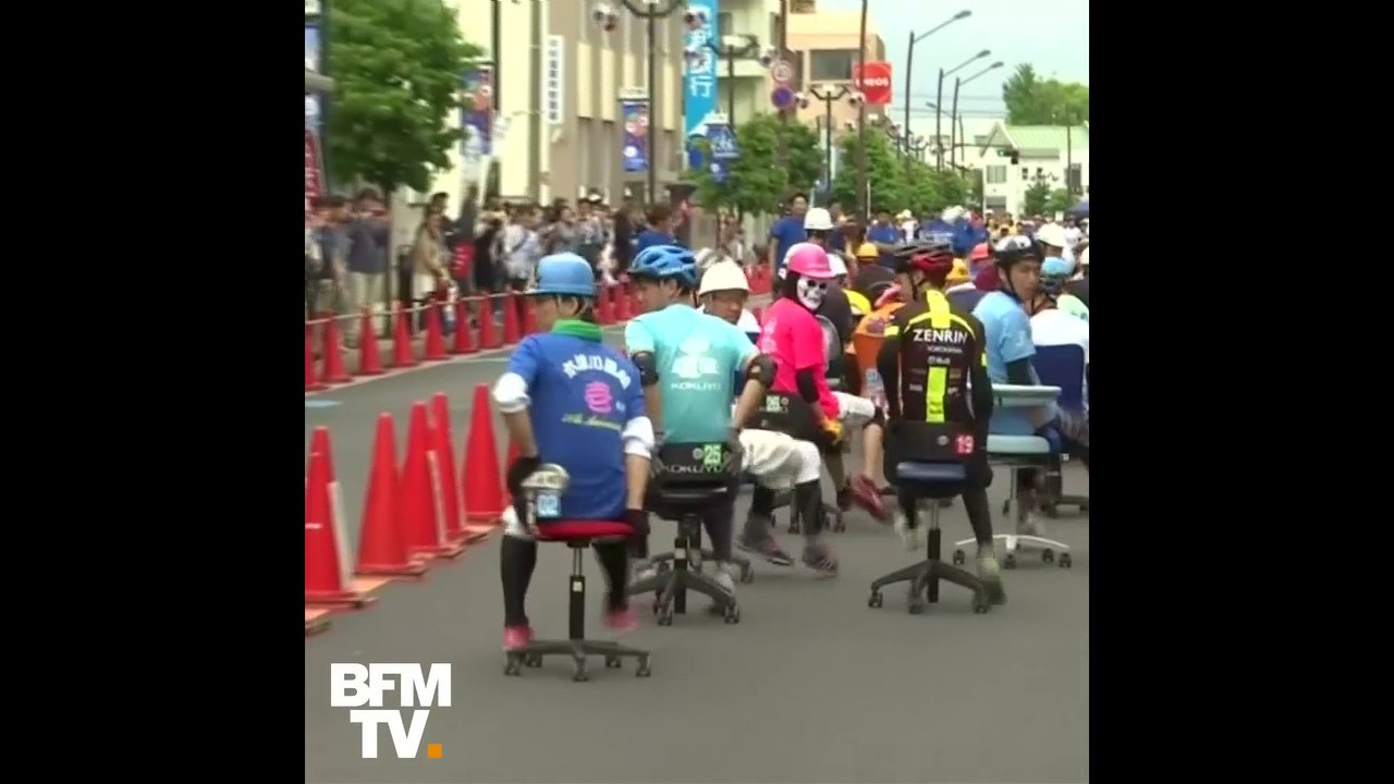 Ces Japonais s'affrontent dans une course de chaises de bureau