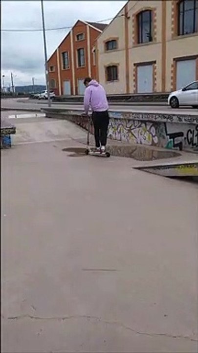 La pluie n'arrête pas les fanas de trottinette