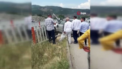 Tren yoluna düşmekten son anda kurtuldular