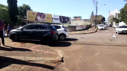 Forte colisão envolve Peugeot e Onix no Centro de Cascavel