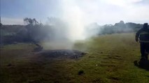 Bombeiros são mobilizados para combater incêndio em vegetação no Claudete