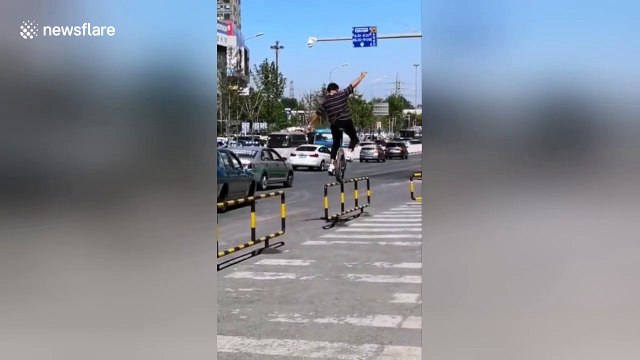 Daredevil unicyclist balances on roadside guardrails in China