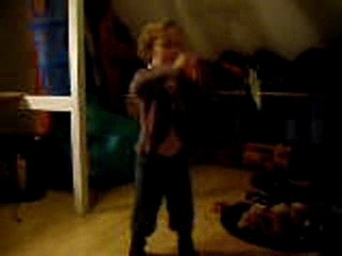 ma petite sister qui dance la teck-tonik