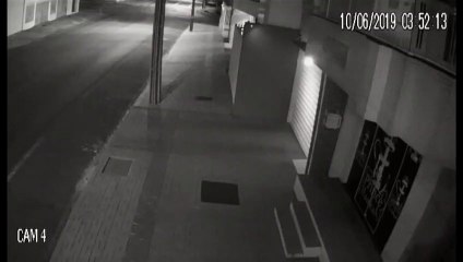 Câmera registra homem forçando porta de estabelecimento no centro