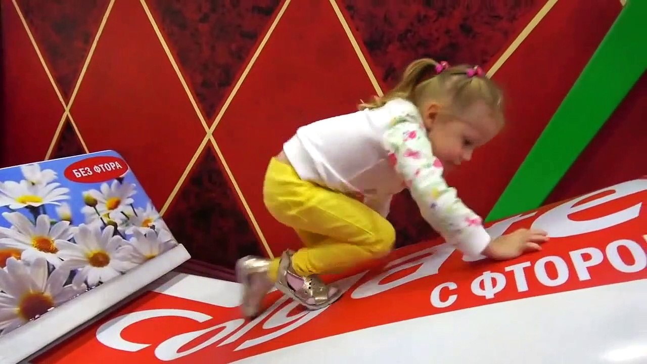 Drôle de bébé de jouer dans l'aire de jeux intérieure avec des jeux géants des enfants