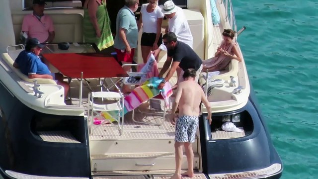 Mariano Rajoy cambia las 'caminatas' en Galicia por un insólito chapuzón en Ibiza