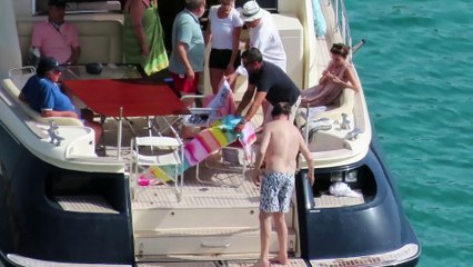 Mariano Rajoy cambia las 'caminatas' en Galicia por un insólito chapuzón en Ibiza