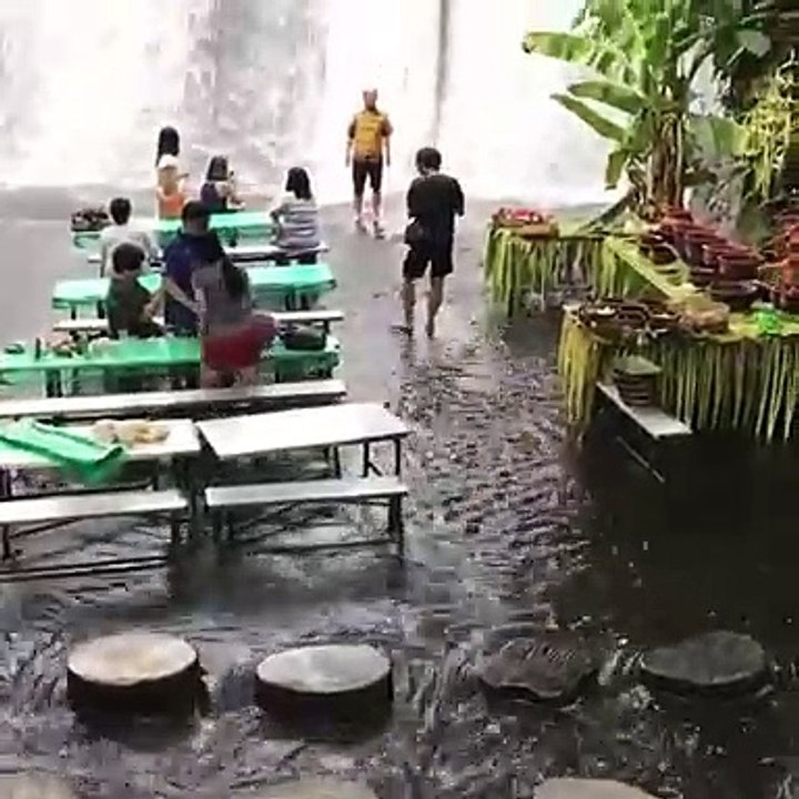 Dans ce restaurant vous pouvez  manger les pied...